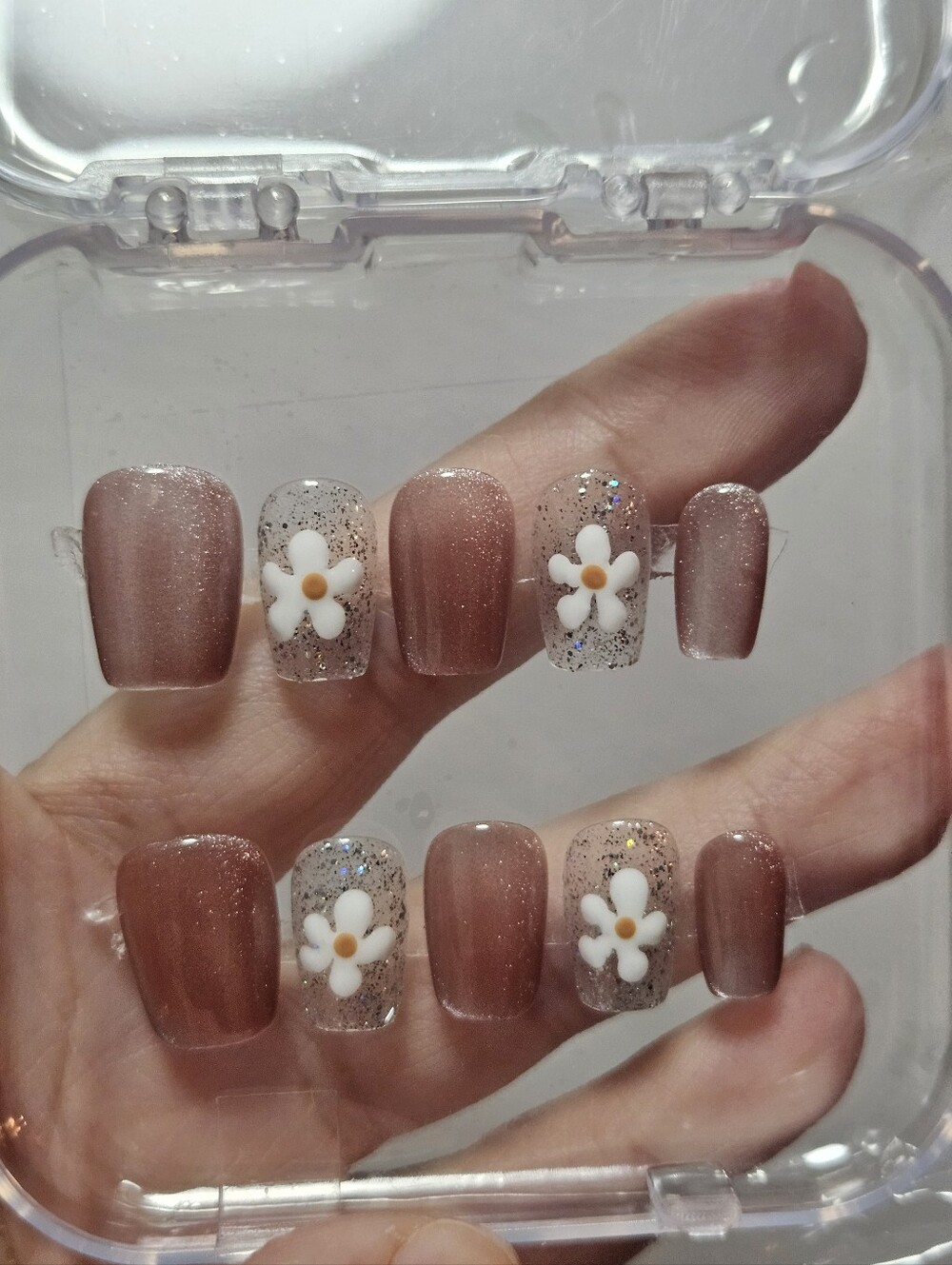 Daisy Accent Press-On Nail Set in Dusty Rose